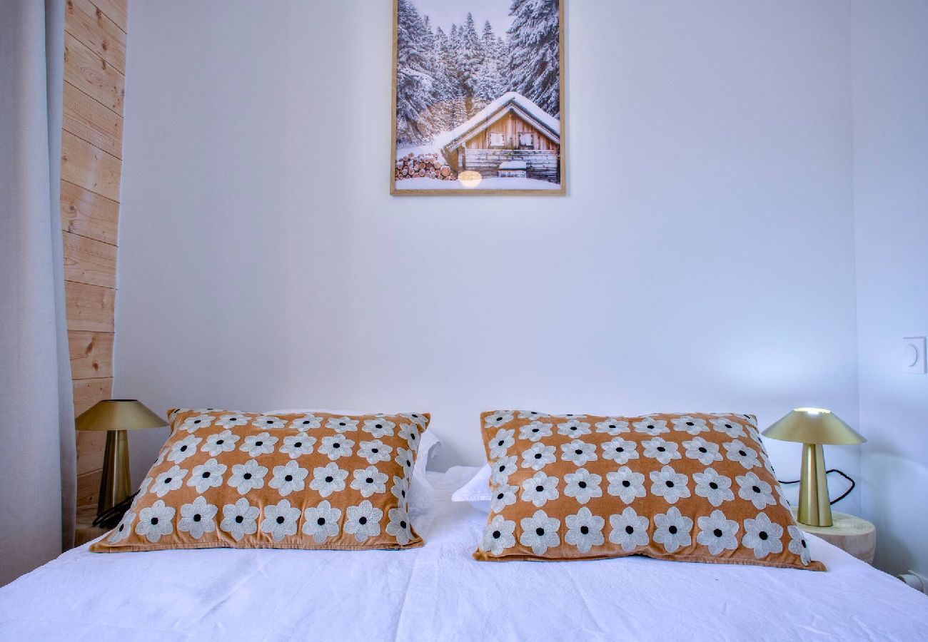 Apartment in Vars - L'Alpin Chic – Stylish New Apartment in Central Vars – Garage, Terrace, Sleeps 6