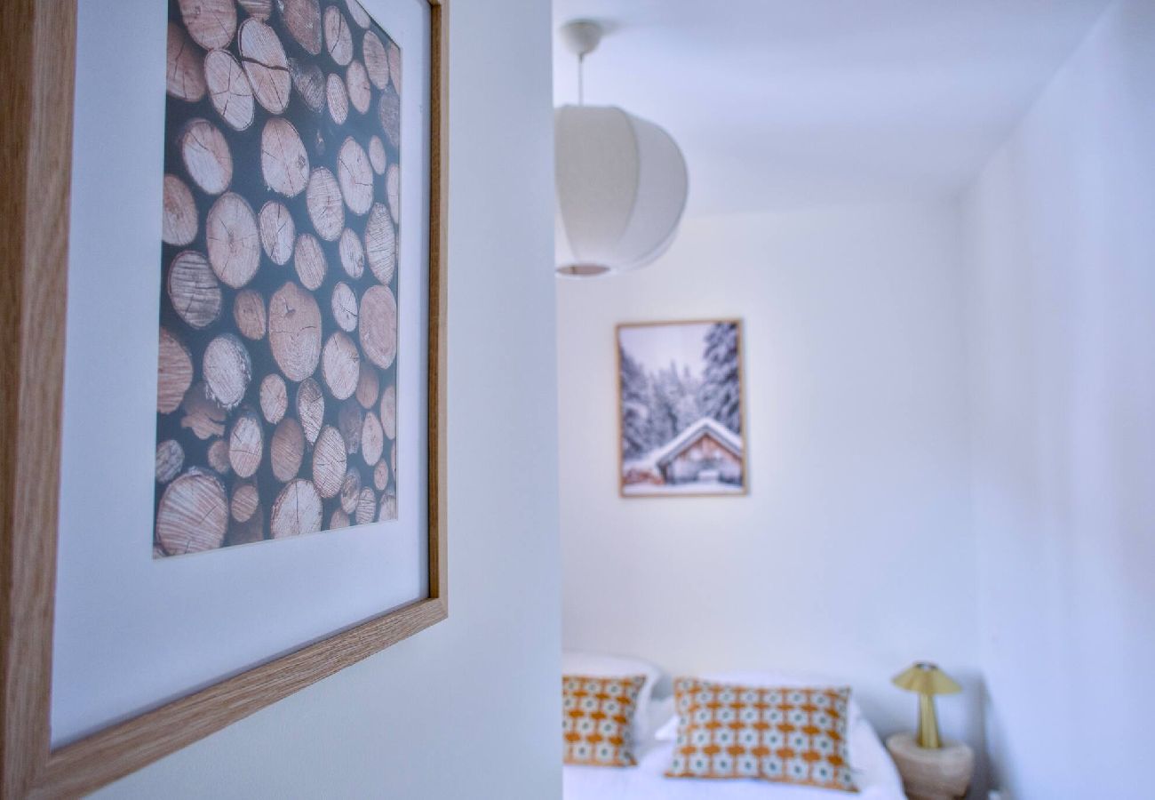 Apartment in Vars - L'Alpin Chic – Stylish New Apartment in Central Vars – Garage, Terrace, Sleeps 6