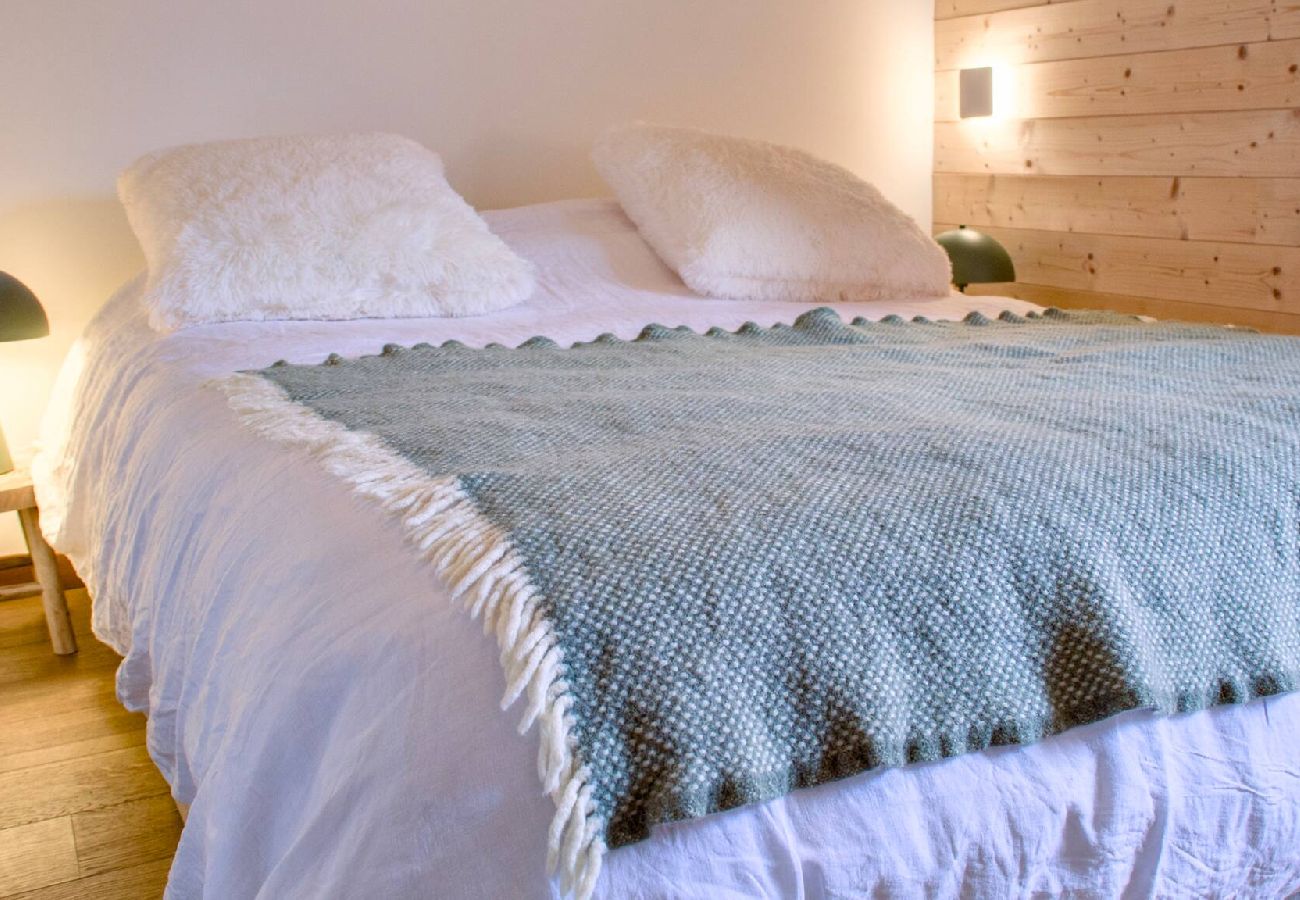 Apartment in Vars - L'Alpin Chic – Stylish New Apartment in Central Vars – Garage, Terrace, Sleeps 6