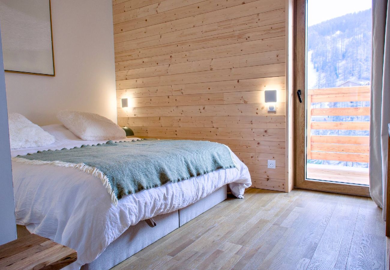 Apartment in Vars - L'Alpin Chic – Stylish New Apartment in Central Vars – Garage, Terrace, Sleeps 6