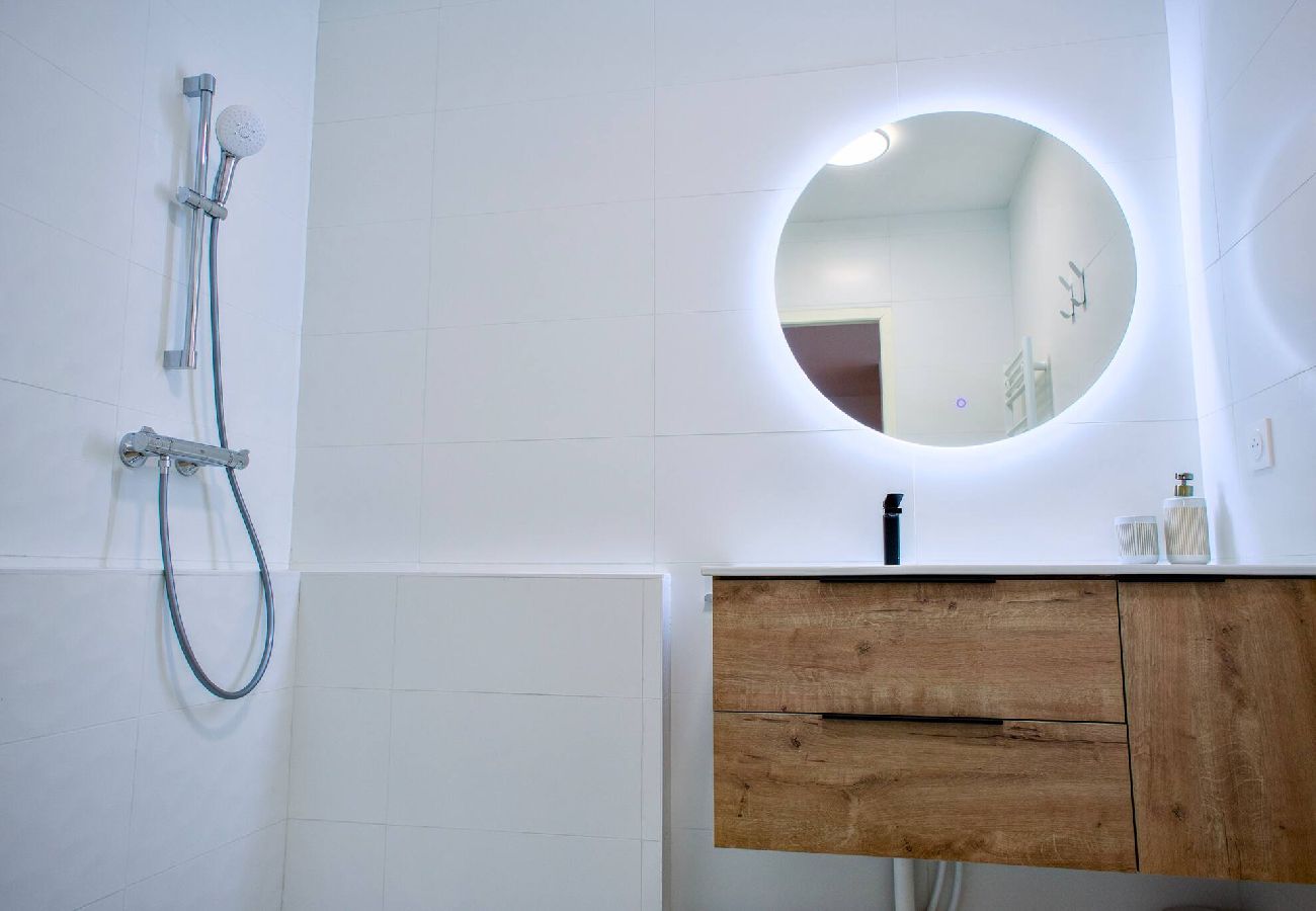 Apartment in Vars - L'Alpin Chic – Stylish New Apartment in Central Vars – Garage, Terrace, Sleeps 6