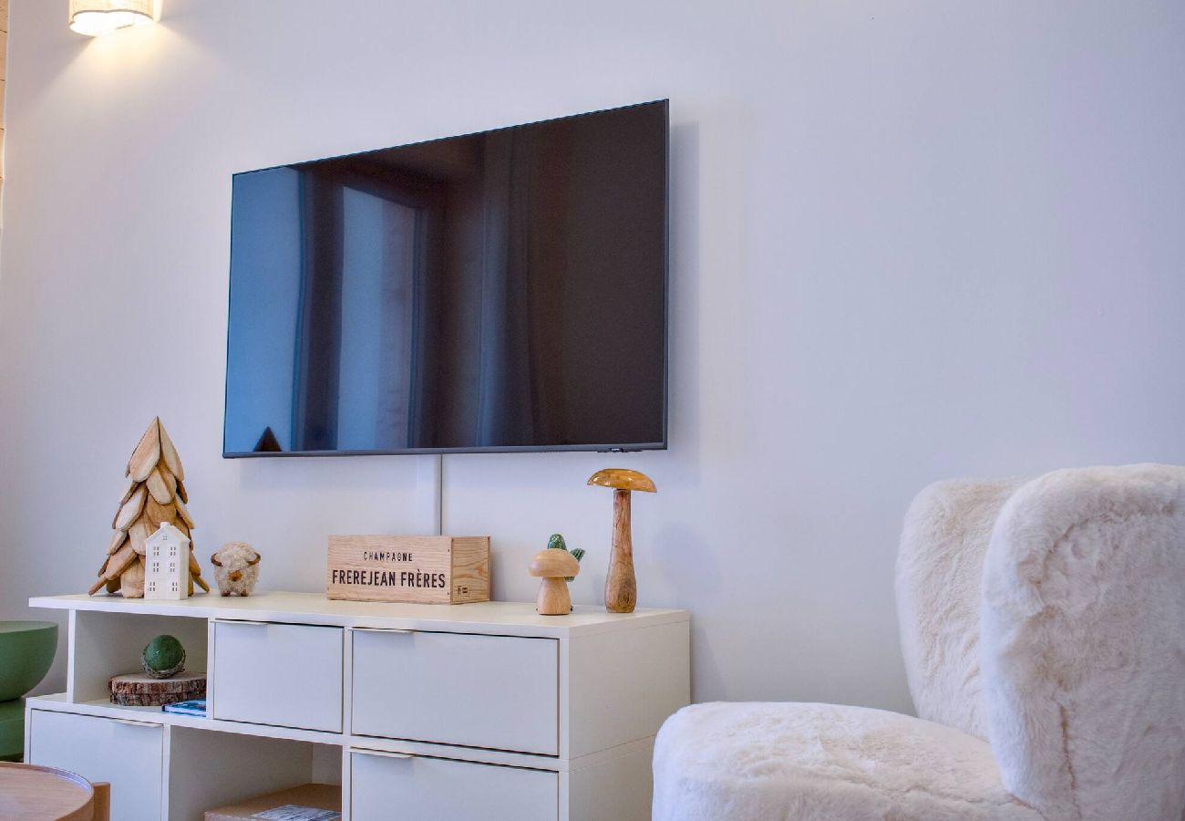Apartment in Vars - L'Alpin Chic – Stylish New Apartment in Central Vars – Garage, Terrace, Sleeps 6