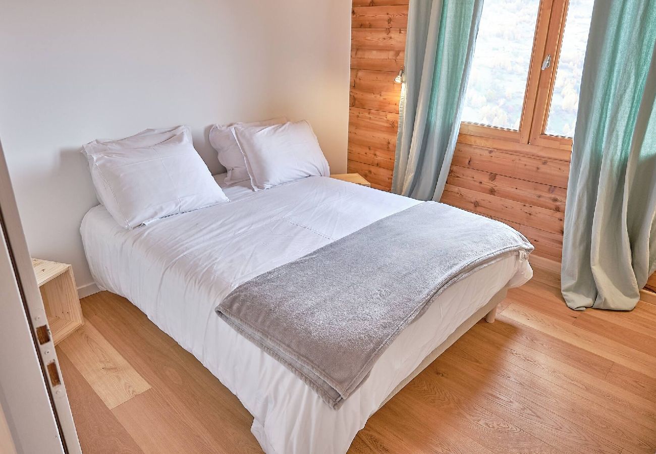 Chalet in Vars - Renovated Chalet • Panoramic Views • Garden • Sleeps 10