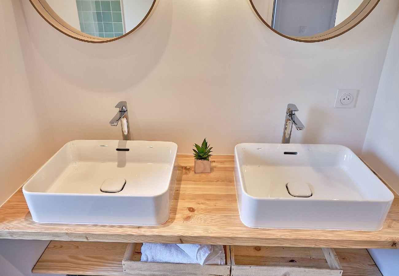 Chalet in Vars - Renovated Chalet • Panoramic Views • Garden • Sleeps 10