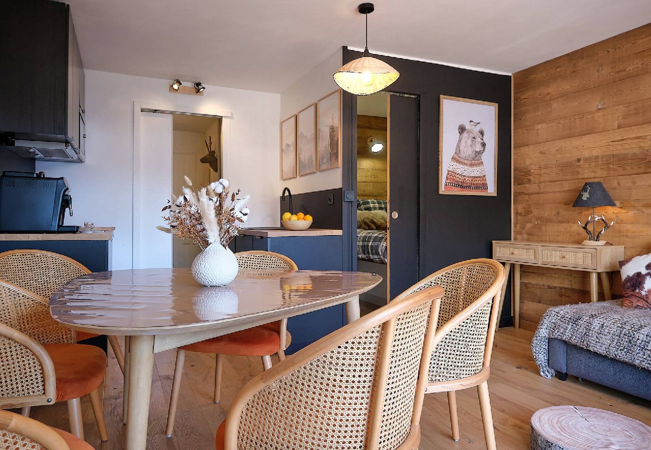 Apartment in Vars - Cosy Apartment • Resort Centre • 4-Min Walk to Slopes • 2 Adults + 2 Children