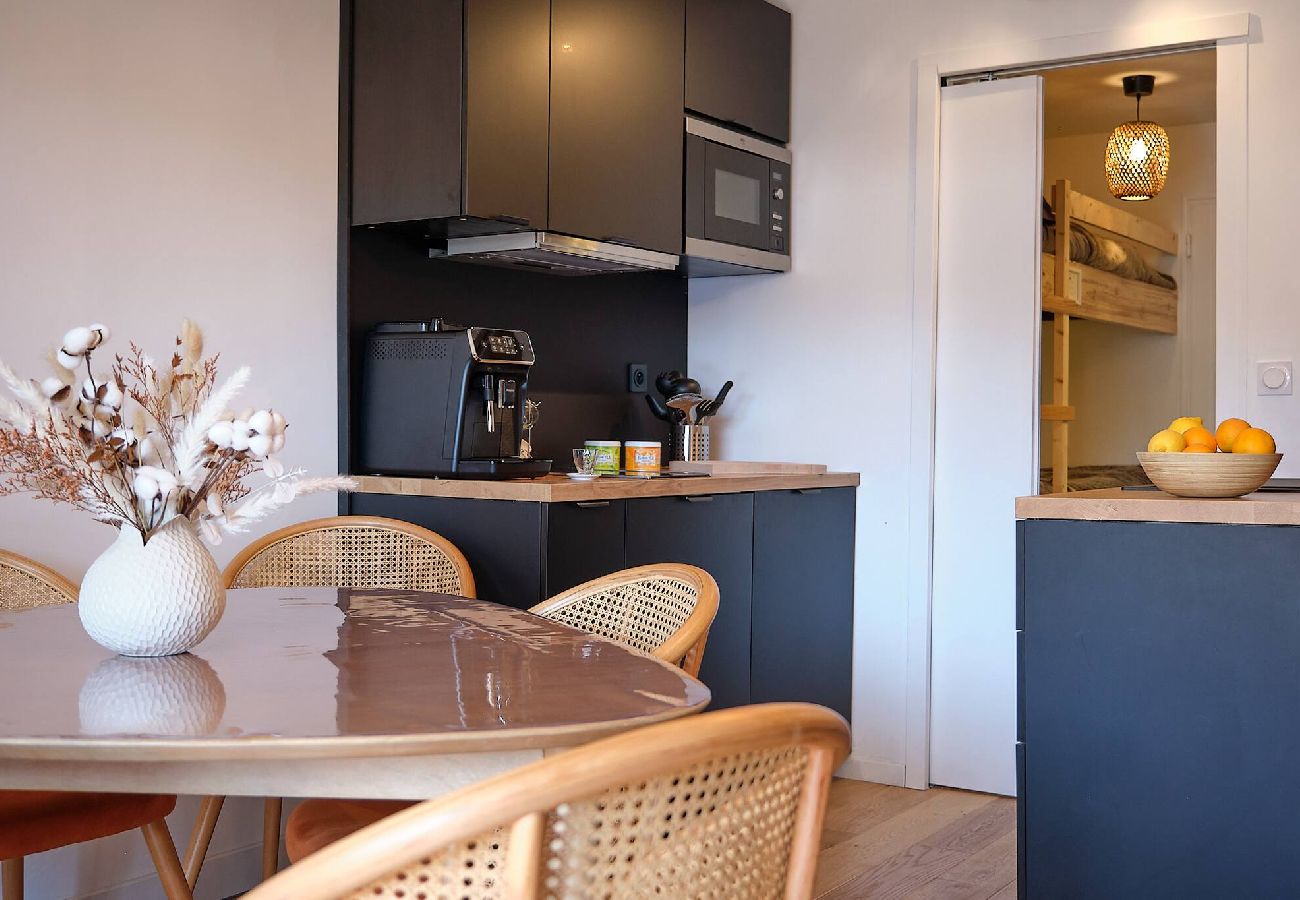 Apartment in Vars - Cosy Apartment • Resort Centre • 4-Min Walk to Slopes • 2 Adults + 2 Children
