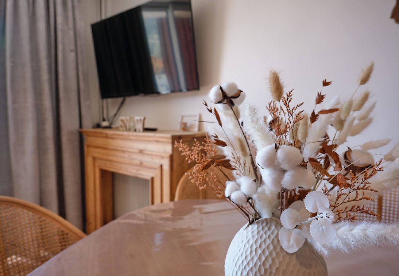 Apartment in Vars - Cosy Apartment • Resort Centre • 4-Min Walk to Slopes • 2 Adults + 2 Children