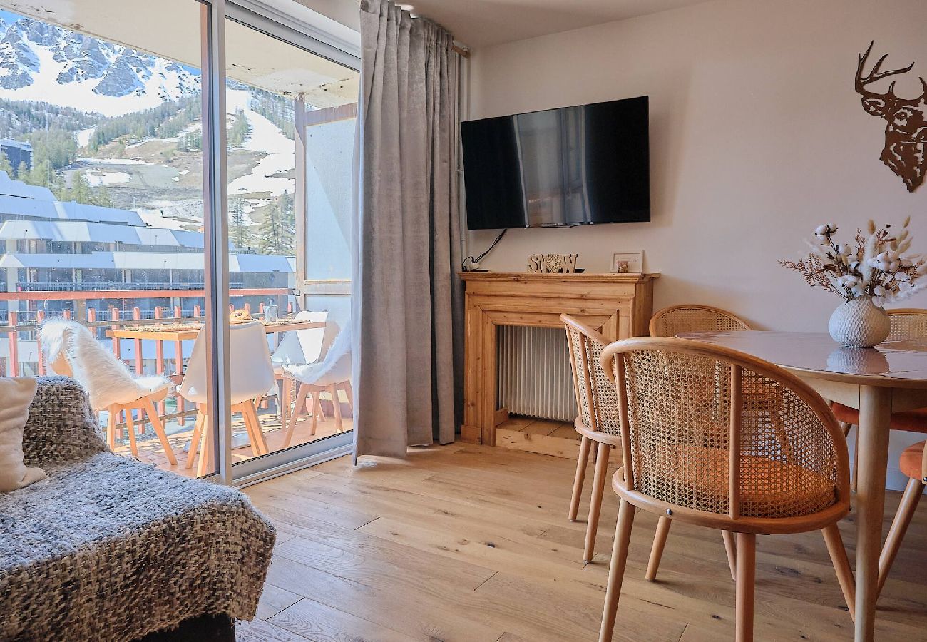 Apartment in Vars - Cosy Apartment • Resort Centre • 4-Min Walk to Slopes • 2 Adults + 2 Children