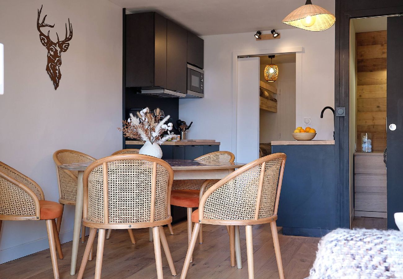 Apartment in Vars - Cosy Apartment • Resort Centre • 4-Min Walk to Slopes • 2 Adults + 2 Children