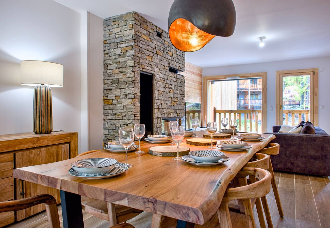 Terraced House in Vars - New Chalet • 4 Bedrooms • Garage • Resort Centre • Sleeps 10