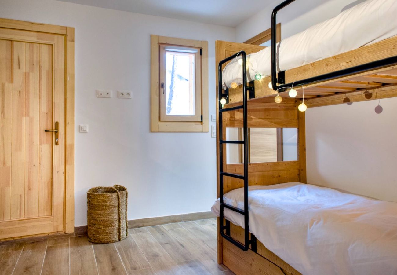 Terraced House in Vars - New Chalet • 4 Bedrooms • Garage • Resort Centre • Sleeps 10