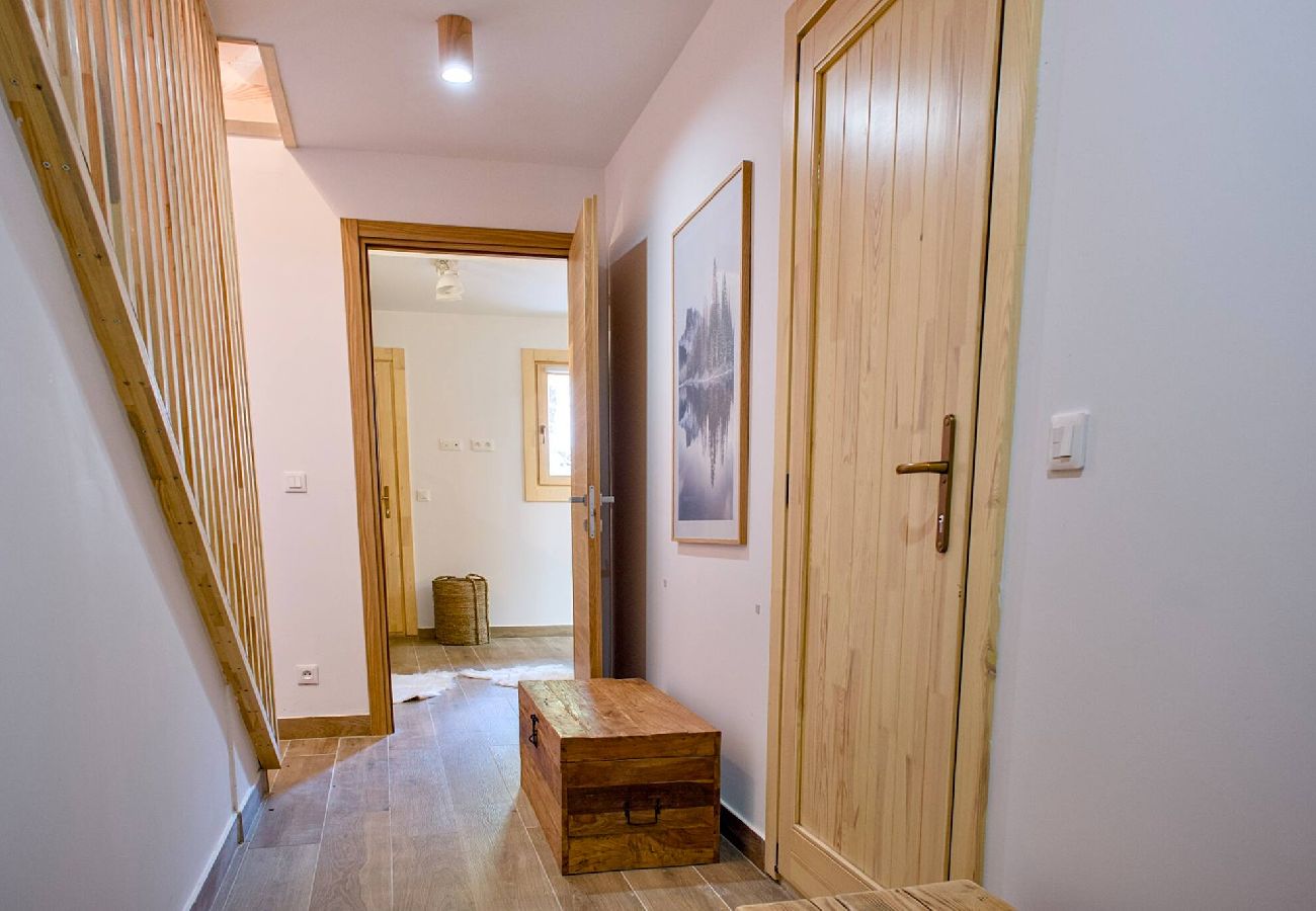 Terraced House in Vars - New Chalet • 4 Bedrooms • Garage • Resort Centre • Sleeps 10