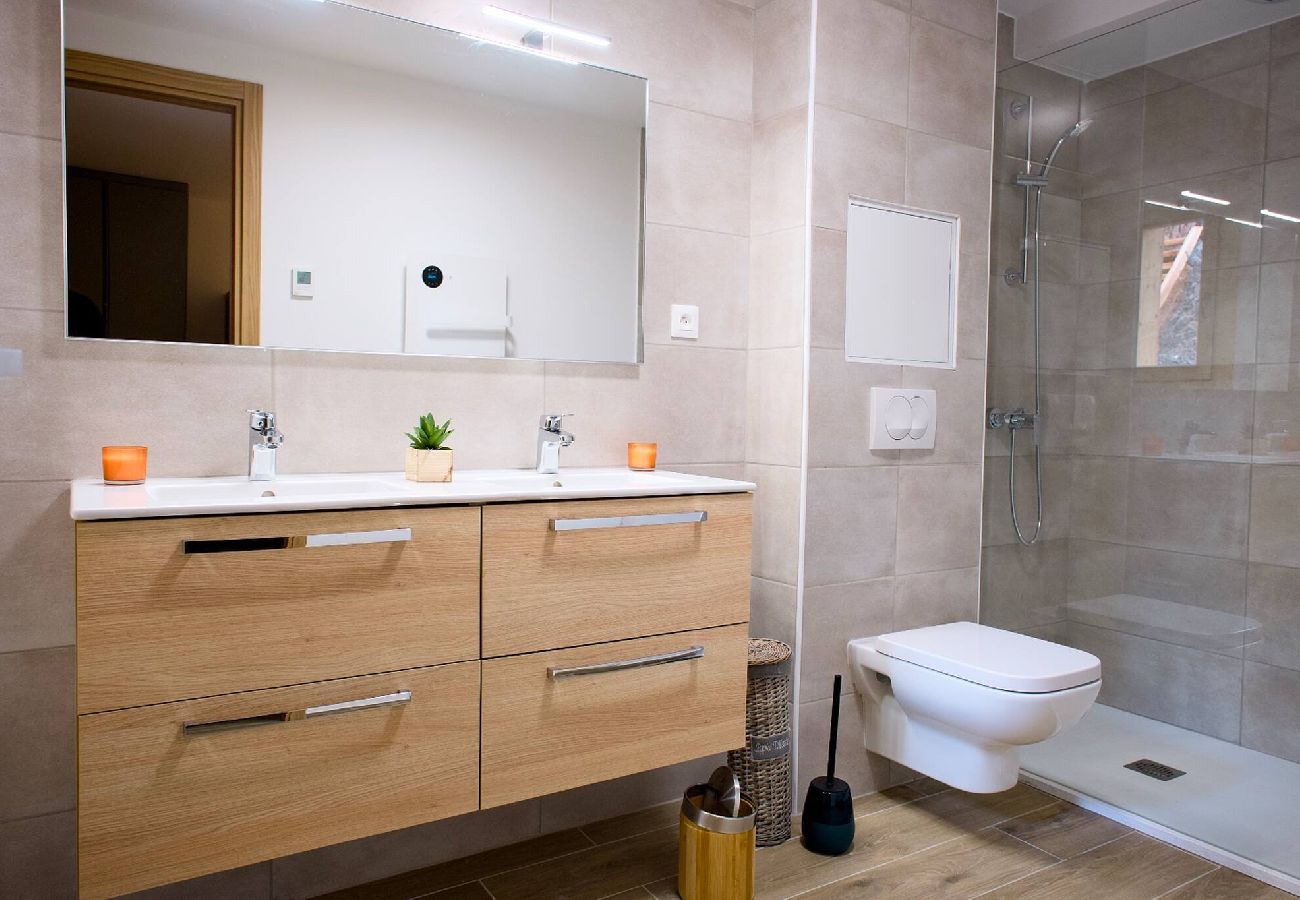 Terraced House in Vars - New Chalet • 4 Bedrooms • Garage • Resort Centre • Sleeps 10