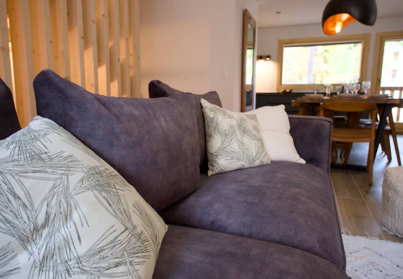Terraced House in Vars - New Chalet • 4 Bedrooms • Garage • Resort Centre • Sleeps 10