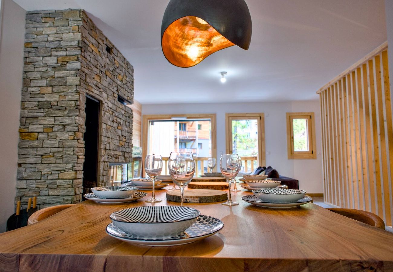Terraced House in Vars - New Chalet • 4 Bedrooms • Garage • Resort Centre • Sleeps 10