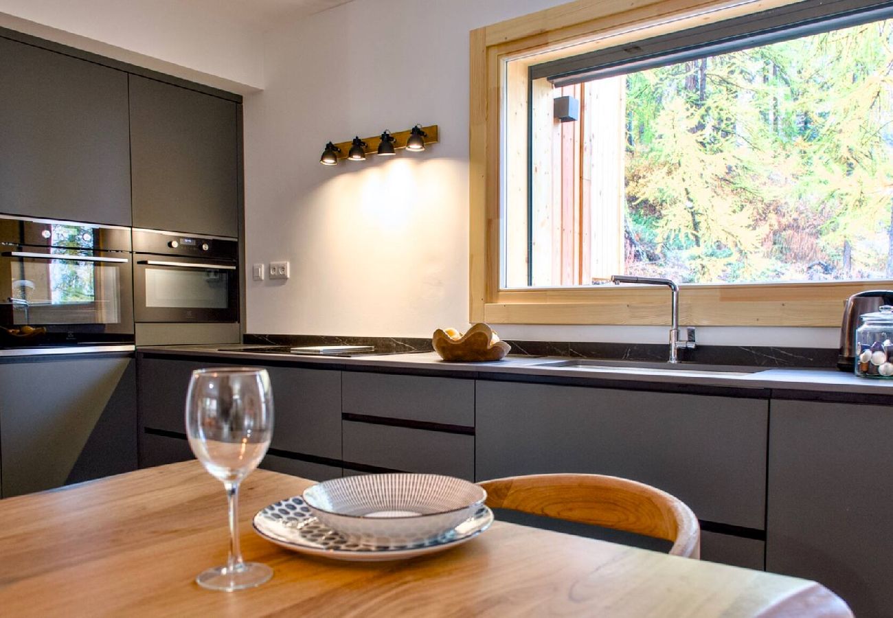 Terraced House in Vars - New Chalet • 4 Bedrooms • Garage • Resort Centre • Sleeps 10