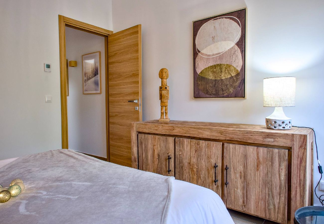 Terraced House in Vars - New Chalet • 4 Bedrooms • Garage • Resort Centre • Sleeps 10