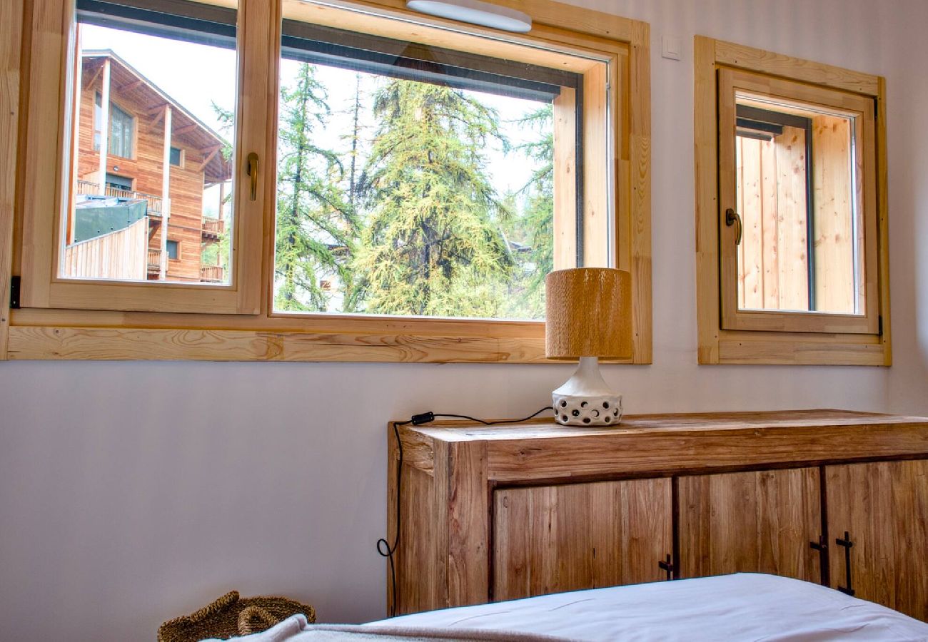 Terraced House in Vars - New Chalet • 4 Bedrooms • Garage • Resort Centre • Sleeps 10