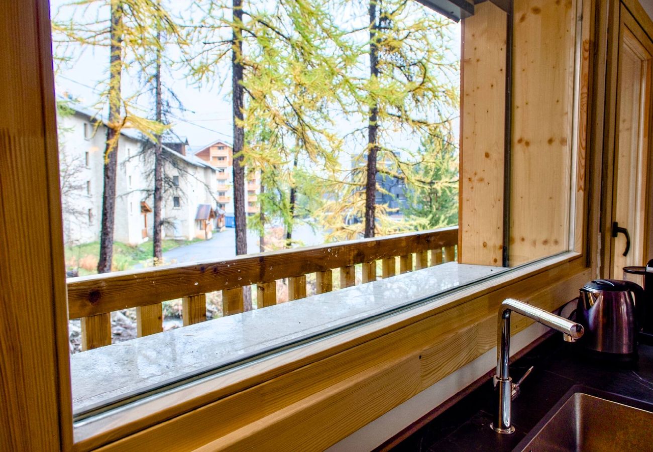 Terraced House in Vars - New Chalet • 4 Bedrooms • Garage • Resort Centre • Sleeps 10