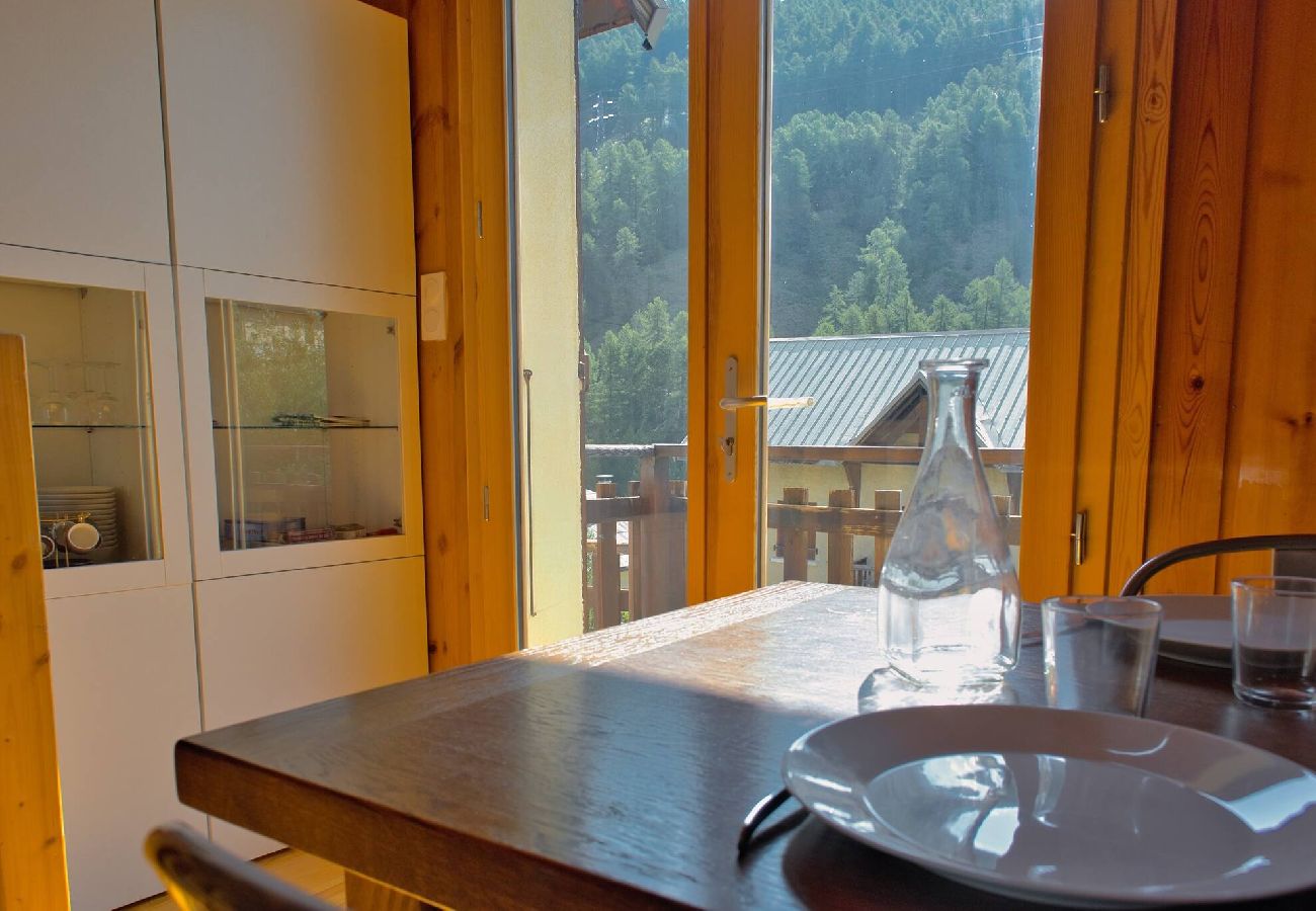 Apartment in Vars - Renovated Triplex • 3 Bedrooms • 150 m from the Slopes • Sleeps 8