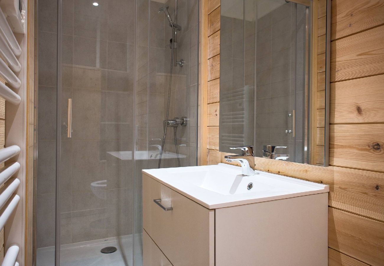 Apartment in Vars - Renovated Triplex • 3 Bedrooms • 150 m from the Slopes • Sleeps 8