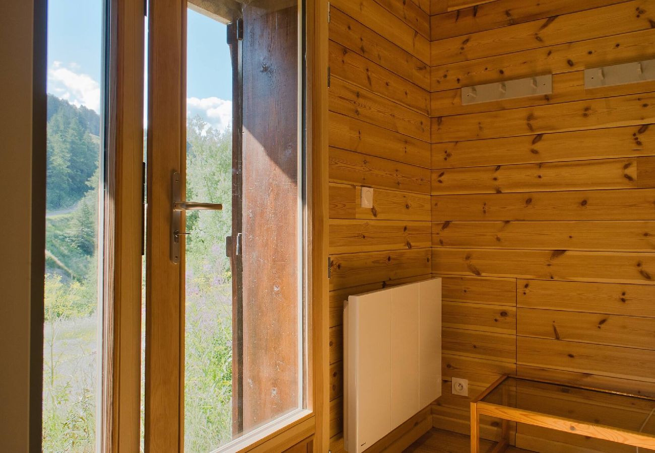 Apartment in Vars - Renovated Triplex • 3 Bedrooms • 150 m from the Slopes • Sleeps 8