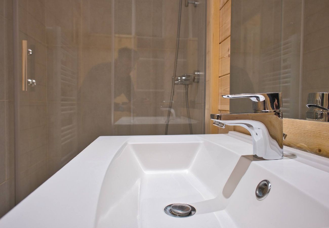 Apartment in Vars - Renovated Triplex • 3 Bedrooms • 150 m from the Slopes • Sleeps 8
