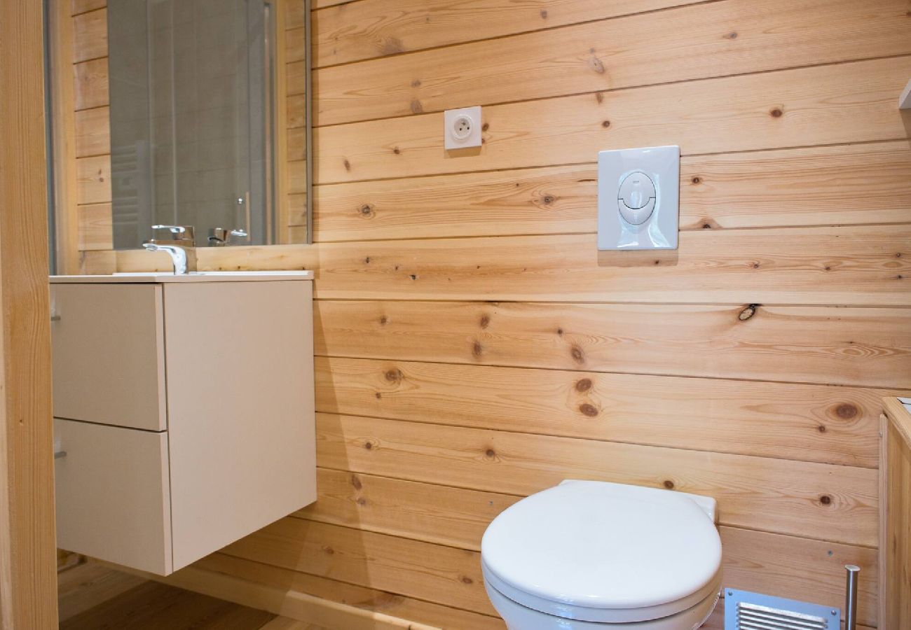 Apartment in Vars - Renovated Triplex • 3 Bedrooms • 150 m from the Slopes • Sleeps 8