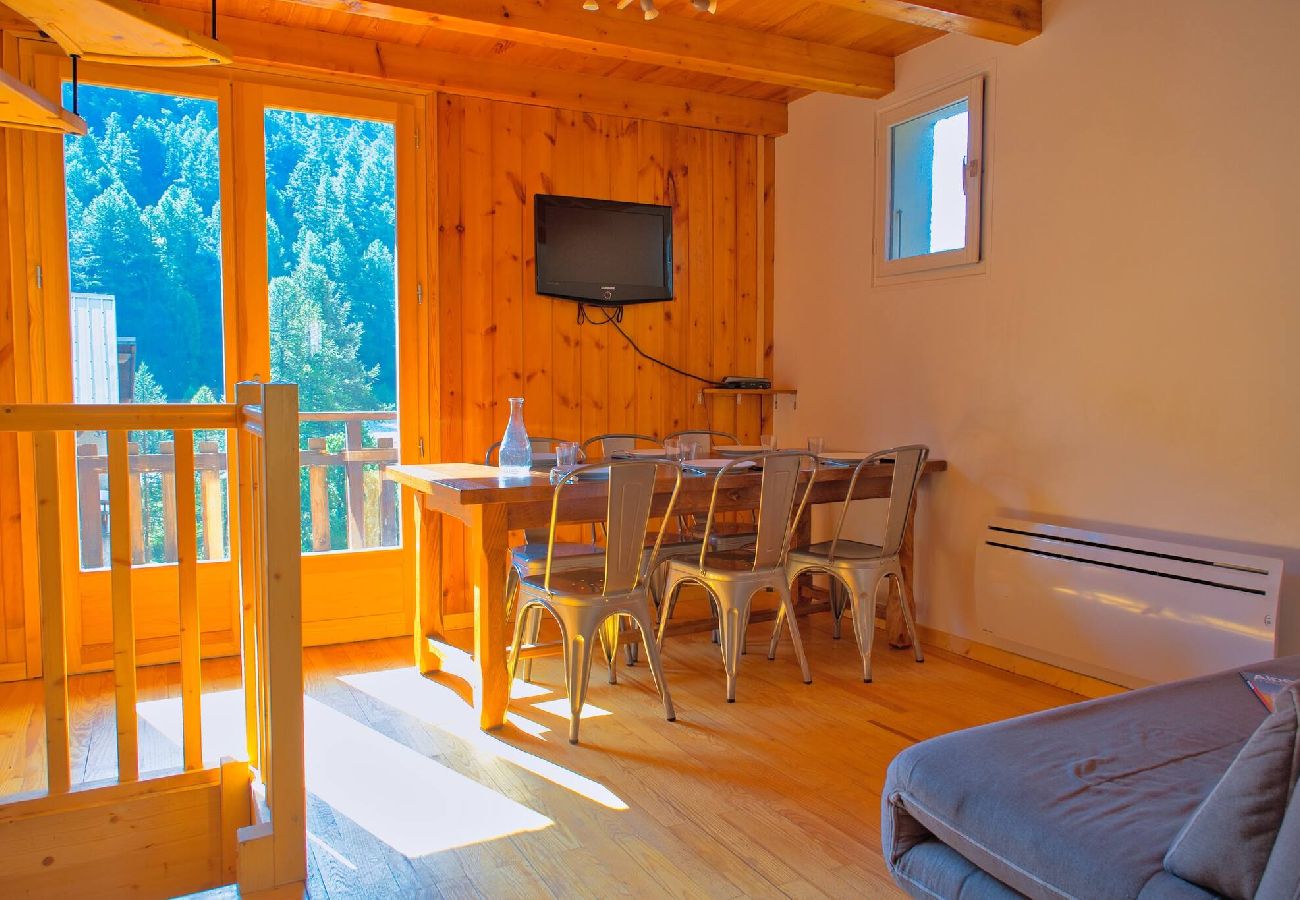 Apartment in Vars - Renovated Triplex • 3 Bedrooms • 150 m from the Slopes • Sleeps 8