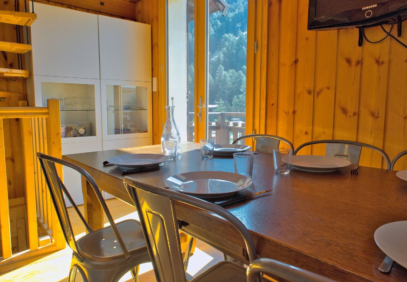 Apartment in Vars - Renovated Triplex • 3 Bedrooms • 150 m from the Slopes • Sleeps 8