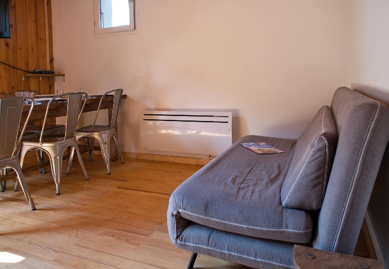 Apartment in Vars - Renovated Triplex • 3 Bedrooms • 150 m from the Slopes • Sleeps 8