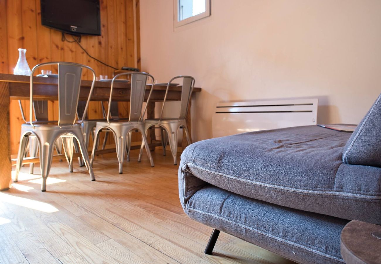 Apartment in Vars - Renovated Triplex • 3 Bedrooms • 150 m from the Slopes • Sleeps 8
