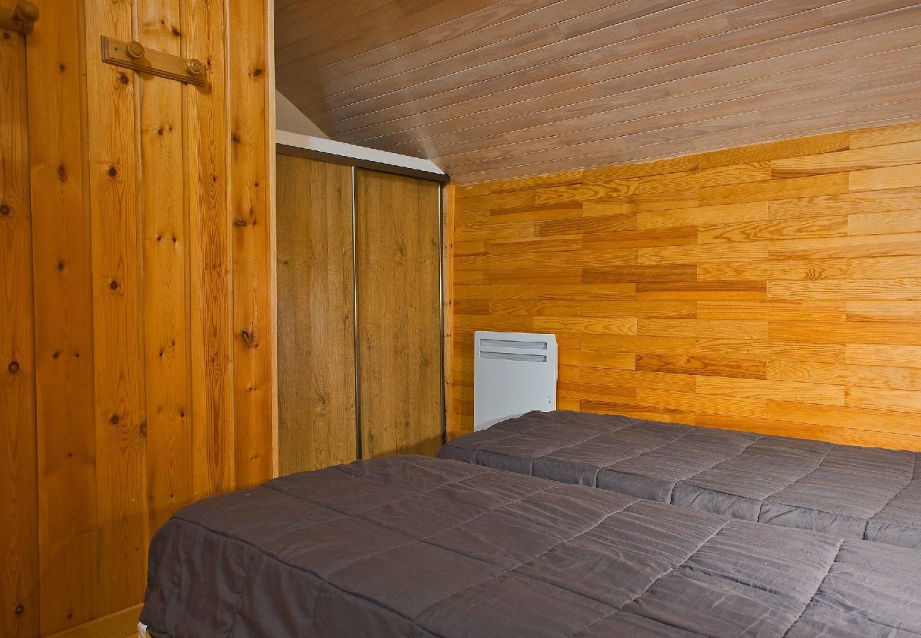 Apartment in Vars - Renovated Triplex • 3 Bedrooms • 150 m from the Slopes • Sleeps 8
