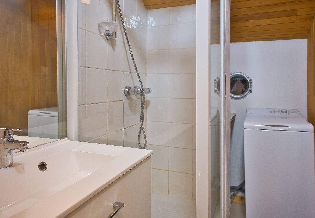 Apartment in Vars - Renovated Triplex • 3 Bedrooms • 150 m from the Slopes • Sleeps 8