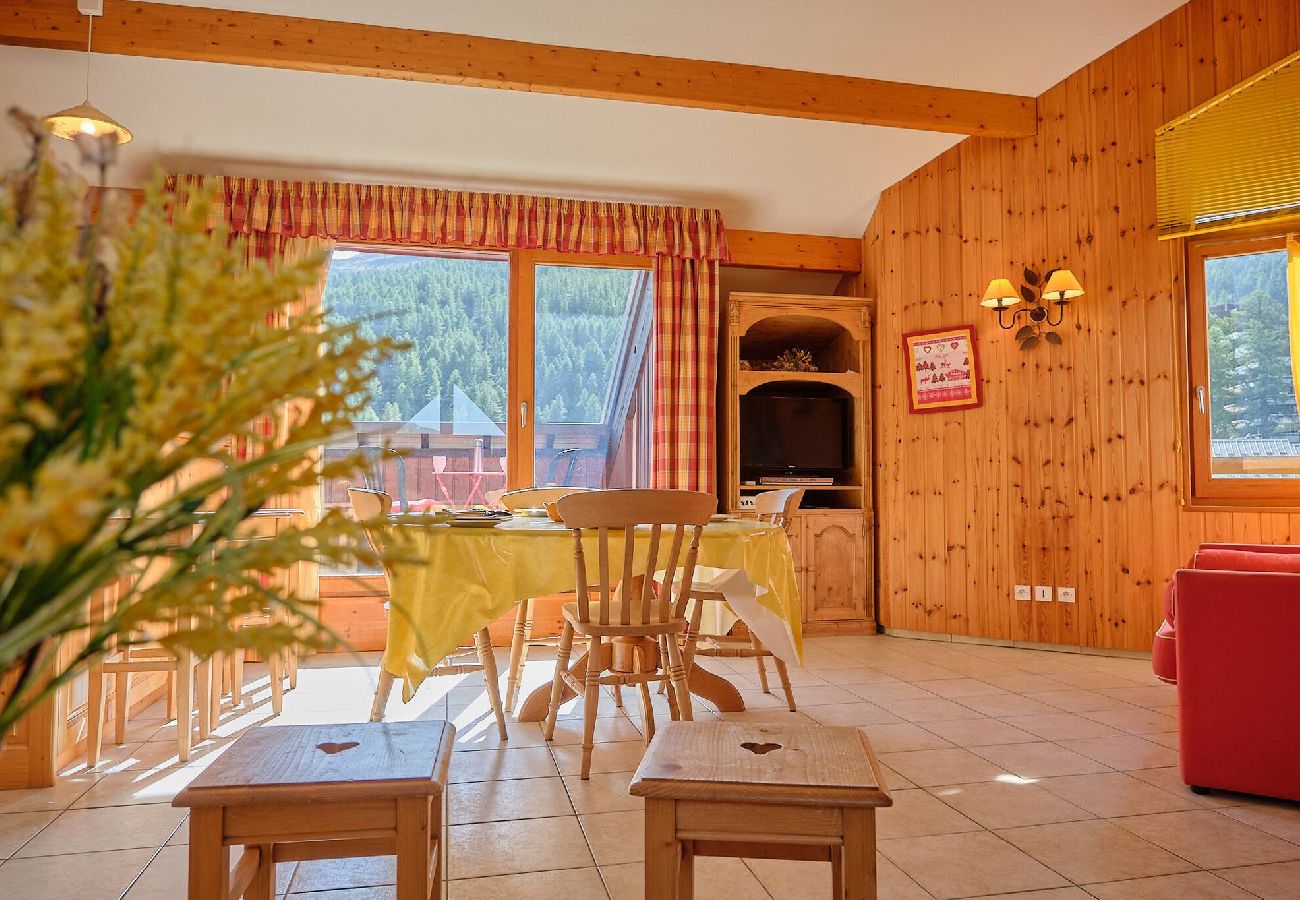 Apartment in Vars - Spacious Apartment • 3 Bedrooms • Near the Slopes • Sleeps 6
