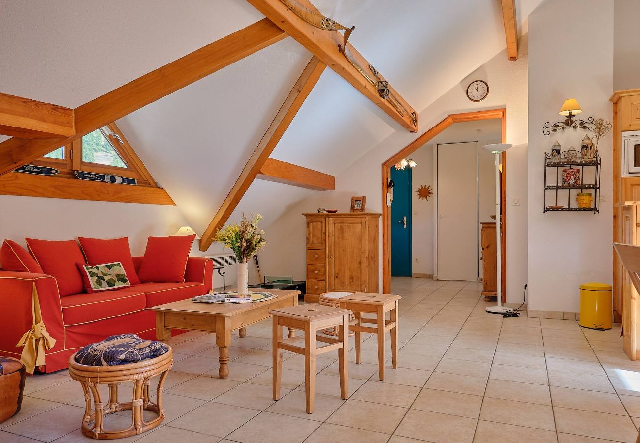 Apartment in Vars - Spacious Apartment • 3 Bedrooms • Near the Slopes • Sleeps 6