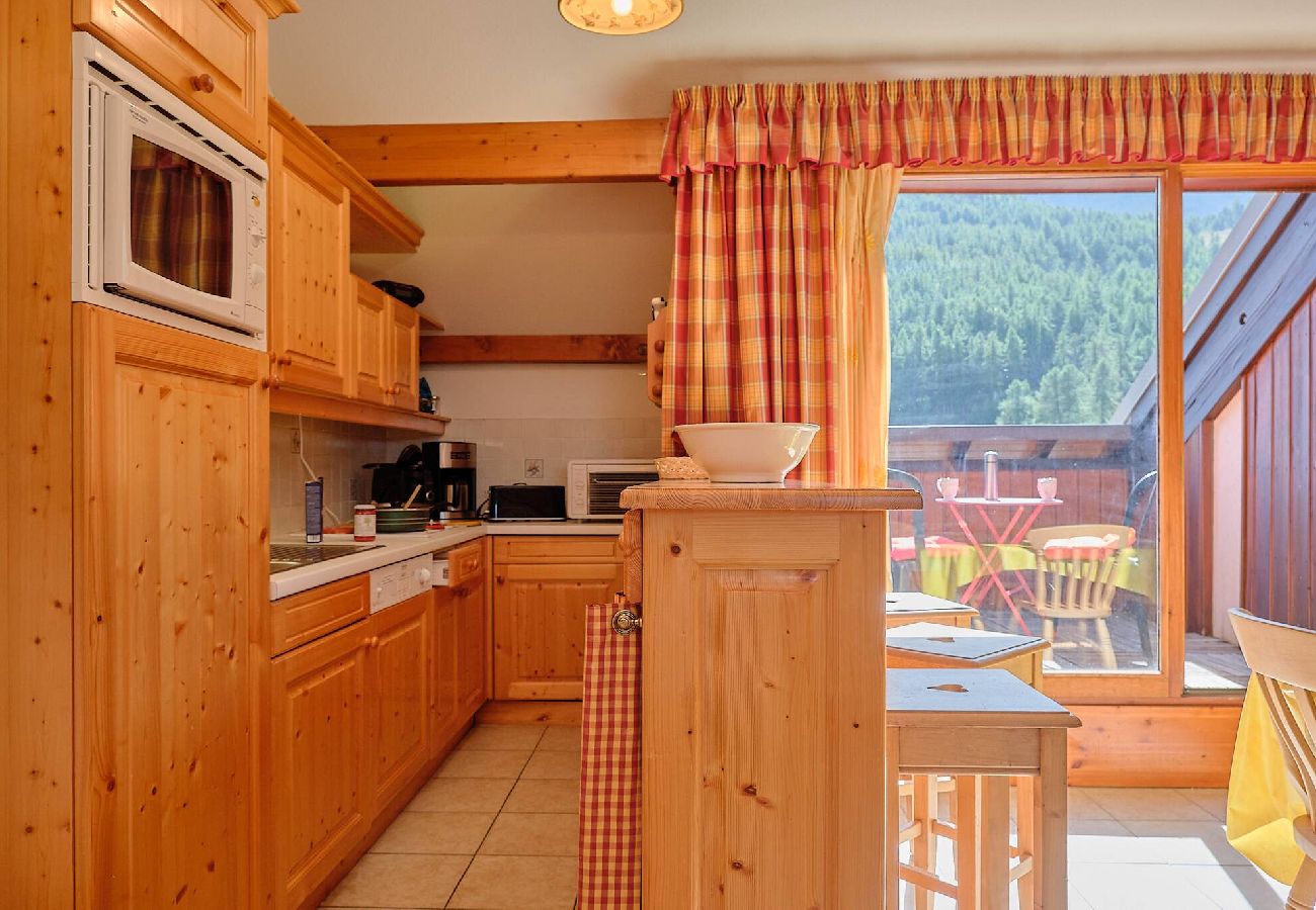 Apartment in Vars - Spacious Apartment • 3 Bedrooms • Near the Slopes • Sleeps 6