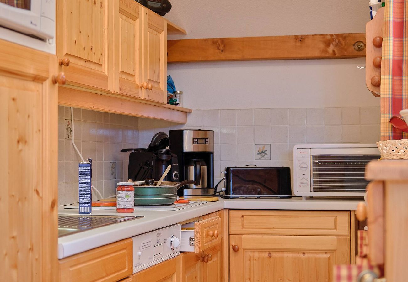 Apartment in Vars - Spacious Apartment • 3 Bedrooms • Near the Slopes • Sleeps 6