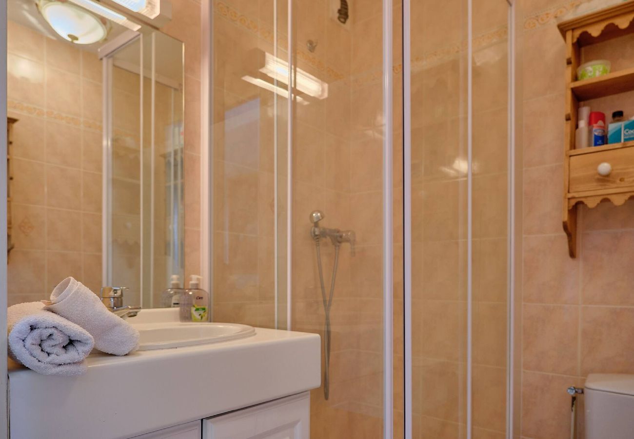 Apartment in Vars - Spacious Apartment • 3 Bedrooms • Near the Slopes • Sleeps 6