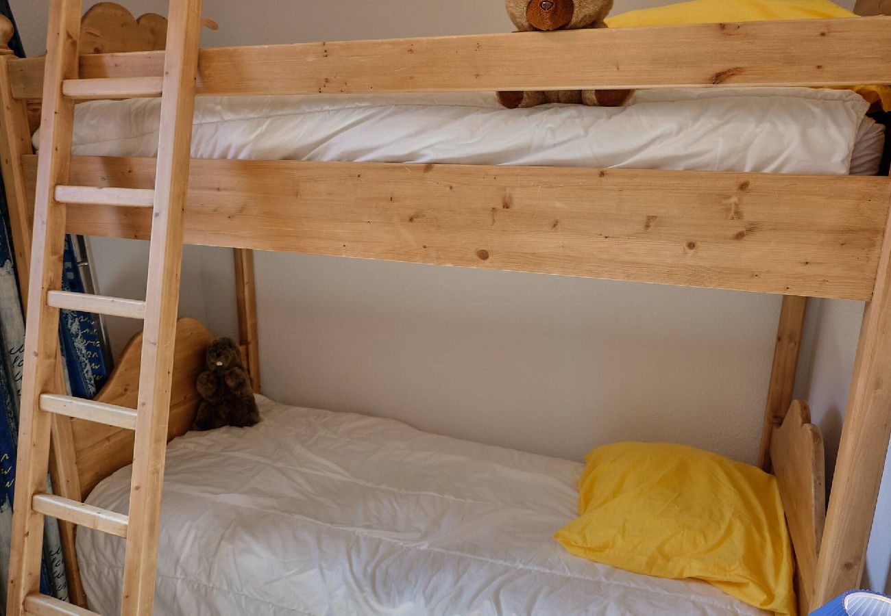 Apartment in Vars - Spacious Apartment • 3 Bedrooms • Near the Slopes • Sleeps 6