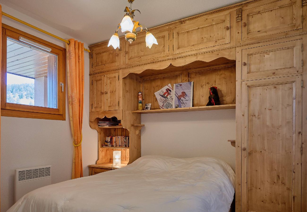 Apartment in Vars - Spacious Apartment • 3 Bedrooms • Near the Slopes • Sleeps 6