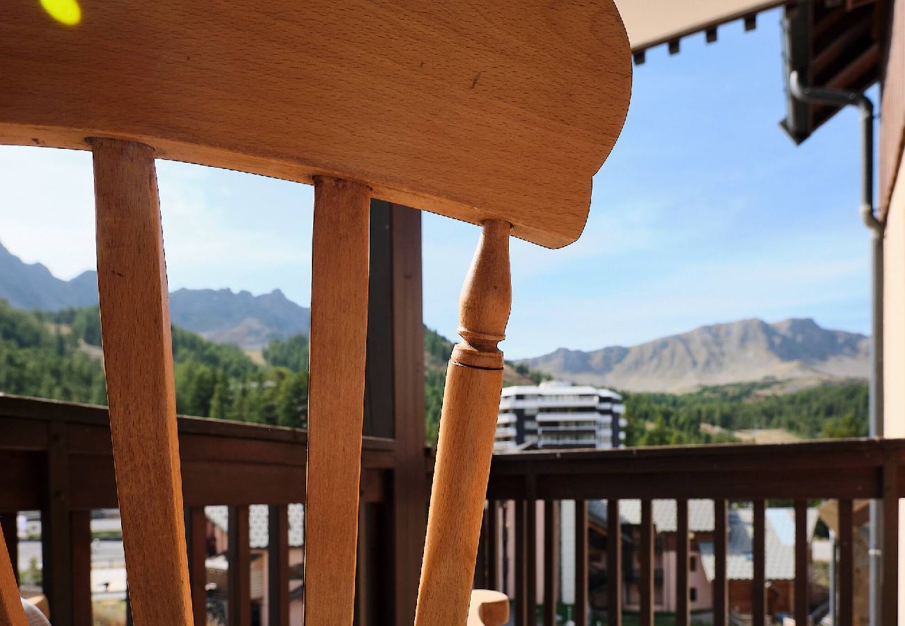 Apartment in Vars - Spacious Apartment • 3 Bedrooms • Near the Slopes • Sleeps 6