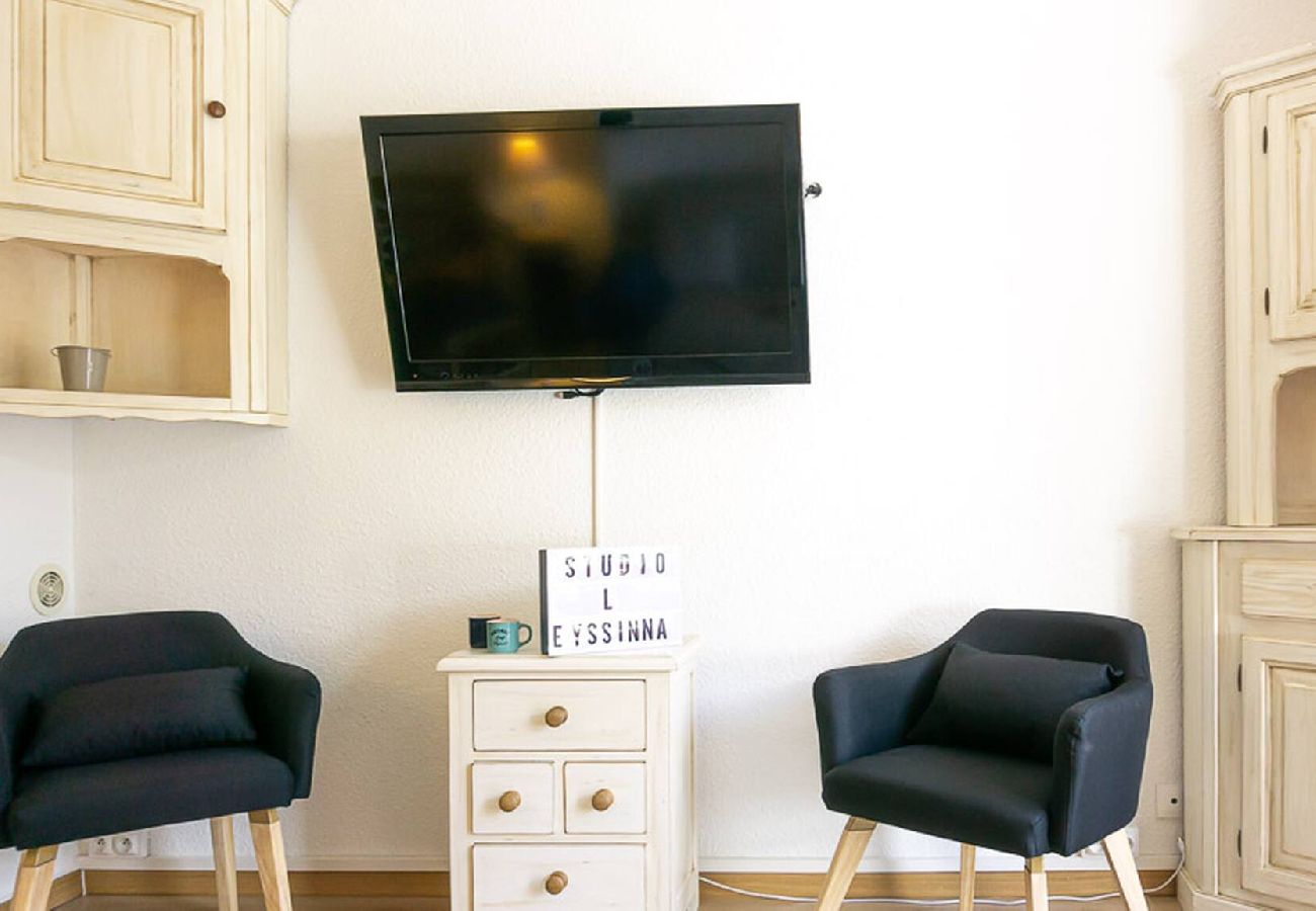 Residence in Vars - Studio • 2-Min Walk to the Slopes • Balcony