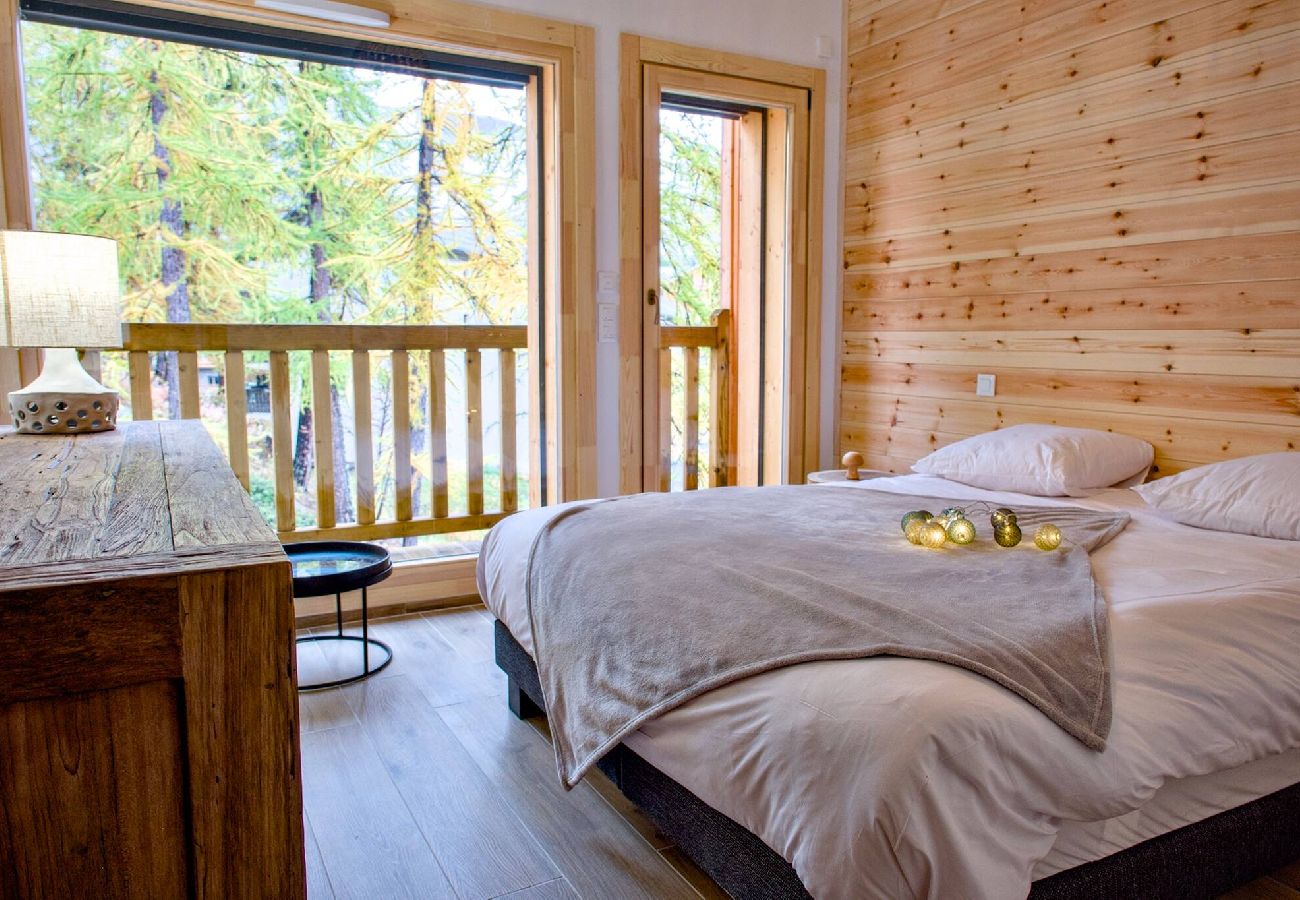 Maison mitoyenne à Vars - Chalet neuf • 4 chambres • Garage • Centre station • 10 pers.