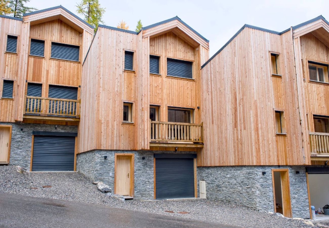Maison mitoyenne à Vars - Chalet neuf • 4 chambres • Garage • Centre station • 10 pers.