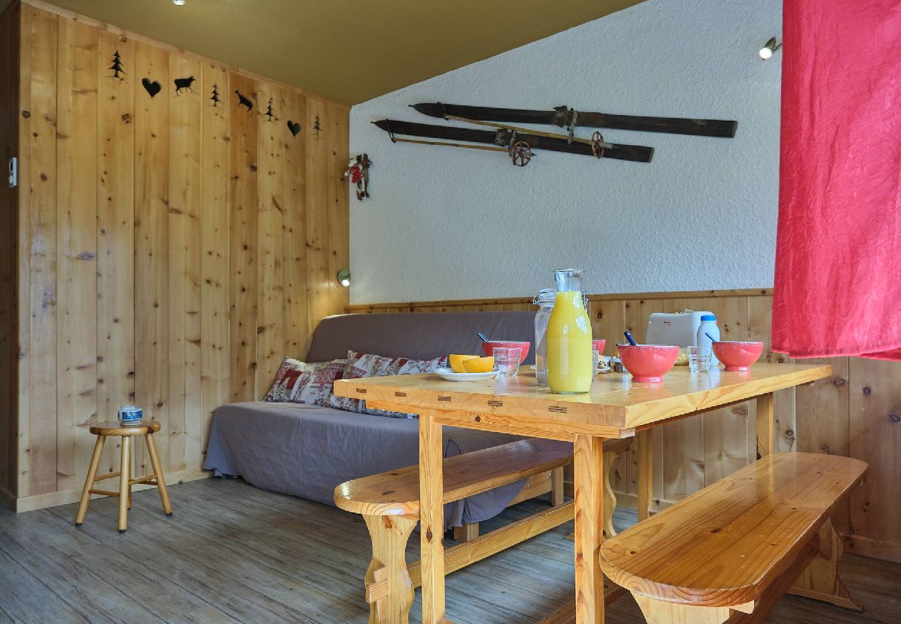 Appartement à Vars - Studio skis aux pieds • Balcon vue pistes • Centre Vars