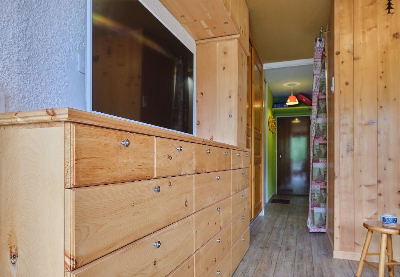 Appartement à Vars - Studio skis aux pieds • Balcon vue pistes • Centre Vars