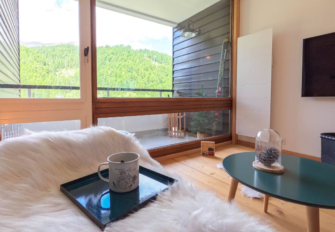Appartement à Vars - Studio skis aux pieds • Balcon vue pistes • 2 adultes + 2 enfants