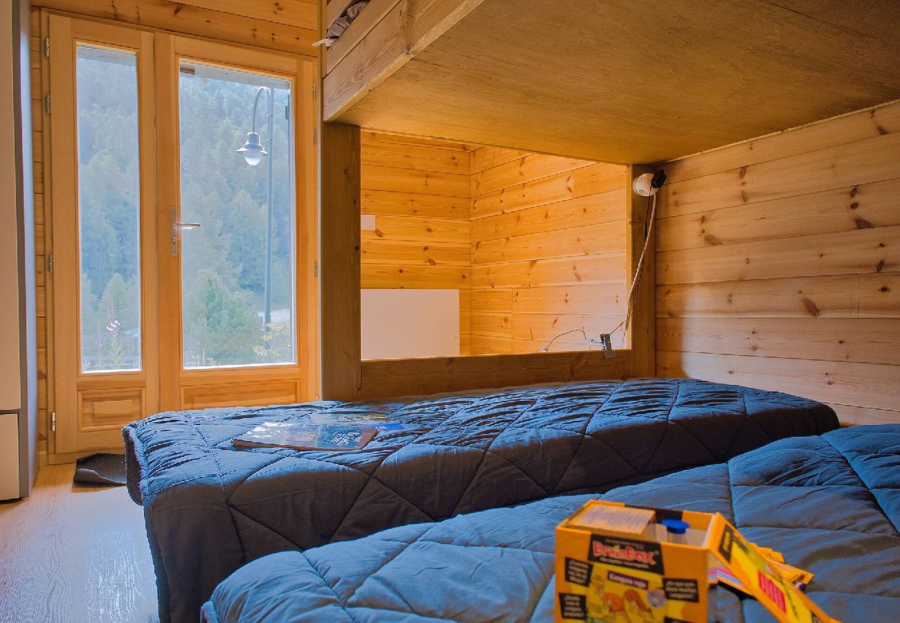 Appartement à Vars - Triplex rénové • 3 chambres • À 150 m des pistes • 8 pers.